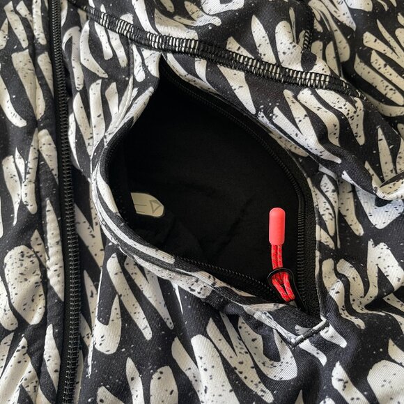 Reversible zip up athletic sweater by Ivivva size 12 -black and white - Picture 13 of 14